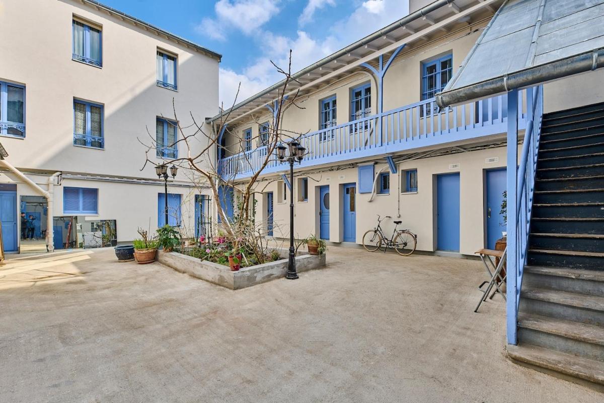 Close To La Crimee Metro Station Line 7 *